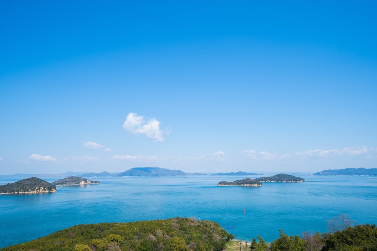 香川県高松市から望む春の瀬戸内海と島々